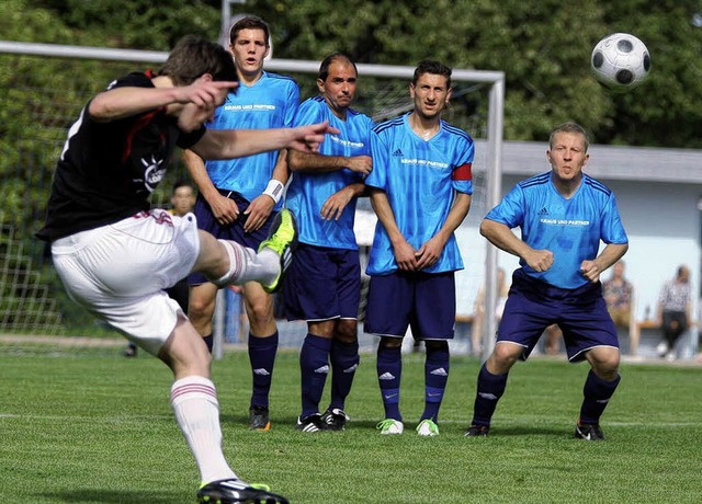 Arne Mundinger vom SV Hinterzarten dre...Freisto um die Mauer des FC Klengen.   | Foto: Dieter Reinhardt