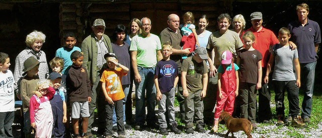 Am  Pirschgang durch den Wald gemeinsa...lreiche Maulburger Ferienkinder teil.   | Foto: Georg Diehl