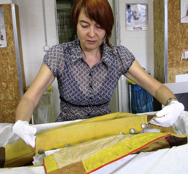 Textilwissenschaftlerin Jaana Wagner n...niform vorsichtig aus der Verpackung.   | Foto: Ehrentreich