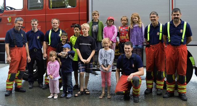 Die Kinder wurden in Grwihl im Rahmen...auch mit dem Feuerwehrauto mitfahren.   | Foto: Lisa Koschoreck