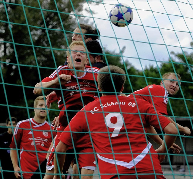 Kein Durchkommen fr Carmelo D&#39;Ame...ks), Tim Behringer und Felix Markanic   | Foto: schn