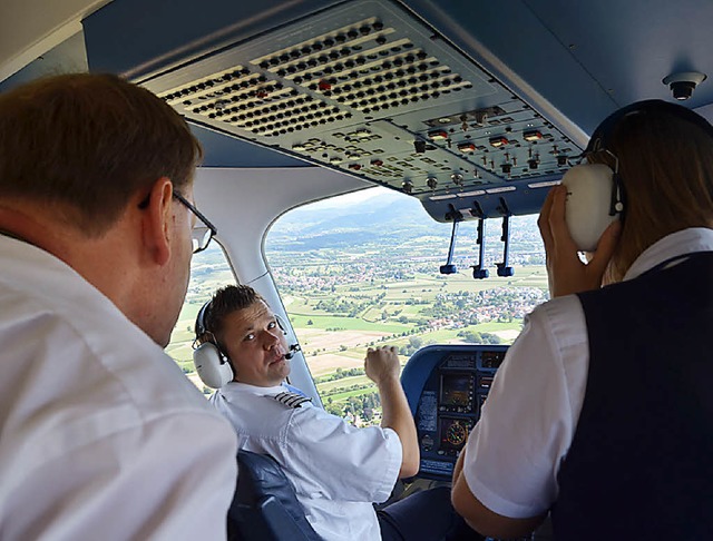 Zeppelin 175 Jahre Sparkasse  Sparkass... ber das Sparkassengebude zu fliegen  | Foto: Ralf Burgmaier