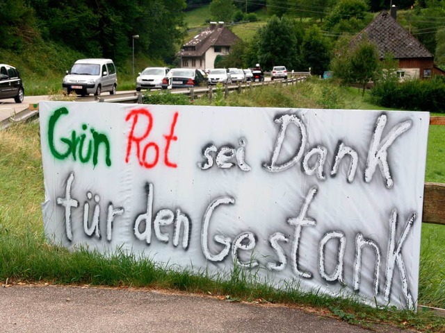 Auf dem traditionellen Hock in Falkens... Durchgangsverkehr auf der B 31 an. an  | Foto: Andreas Peikert