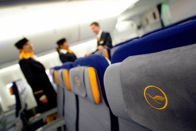 Lufthansa-Flugbegleiter drohen mit Streik zum Ferienende