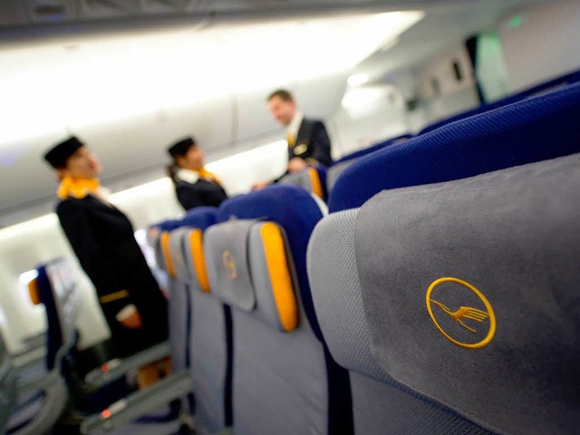 Sie fordern ein  Ende der Leiharbeit a...: Flugbegleiter der deutschen Airline.  | Foto: dapd