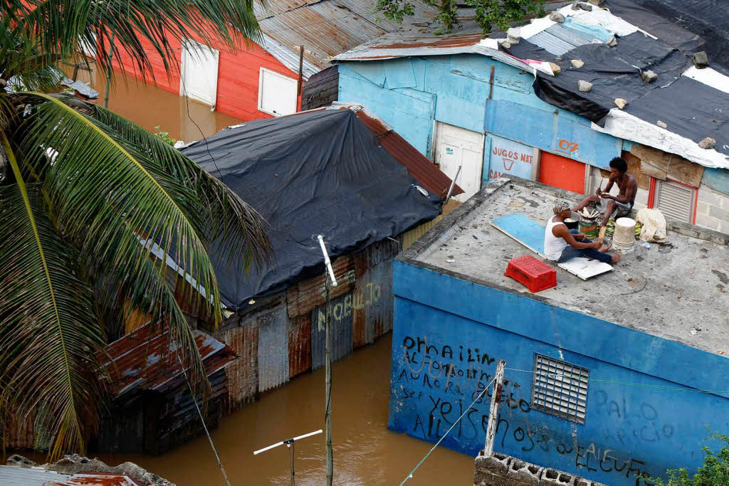 In der Dominikanischen Republik kamen zwei Menschen ums Leben. Unzhlige Einwohner mussten aus den berschwemmten Stdten fliehen.