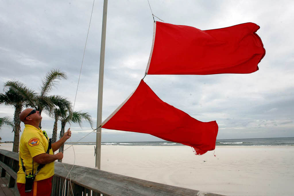 Im Bundesstaat Alabama bereitet man sich auf den Hurrikan vor. Ein Mann hisst die zweifache Rote Flagge: Betreten absolut untersagt.