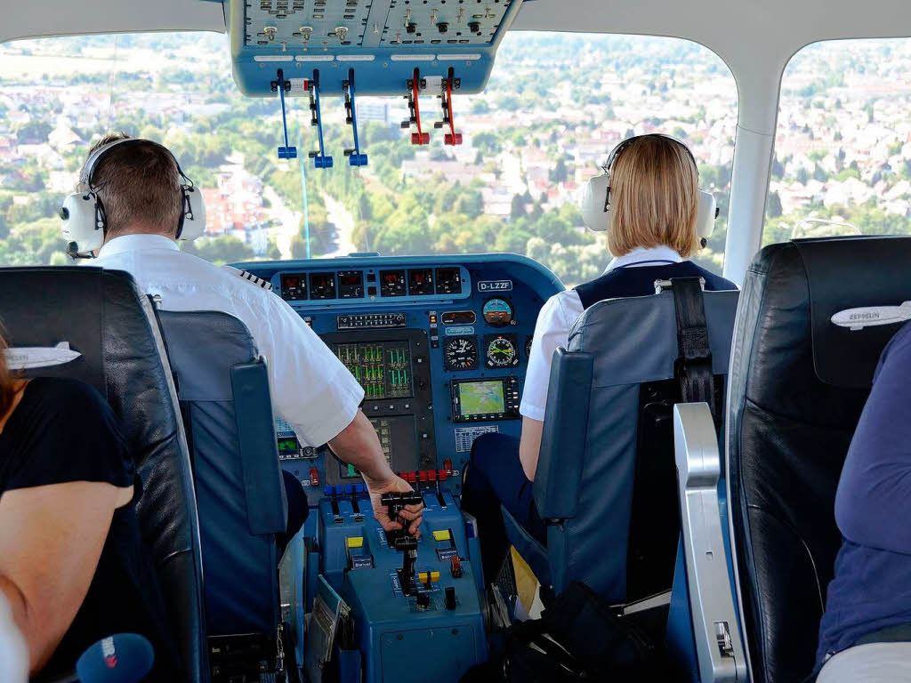 Pilot Lars Penzeck im Landeanflug auf den Flughafen Sundheim