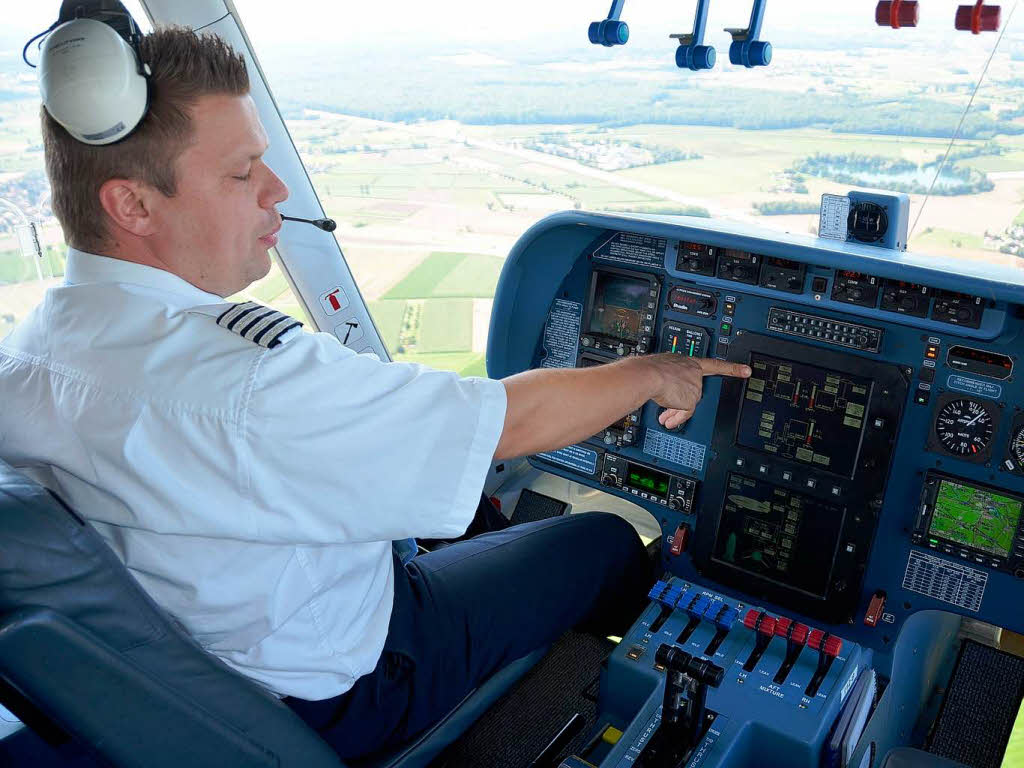 Pilot Lars Penzeck erlutert die Technik des Cockpits.