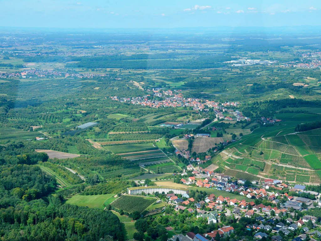 Durbach mit dem Plauelrain (rechts), im Hintergrund Ebersweier