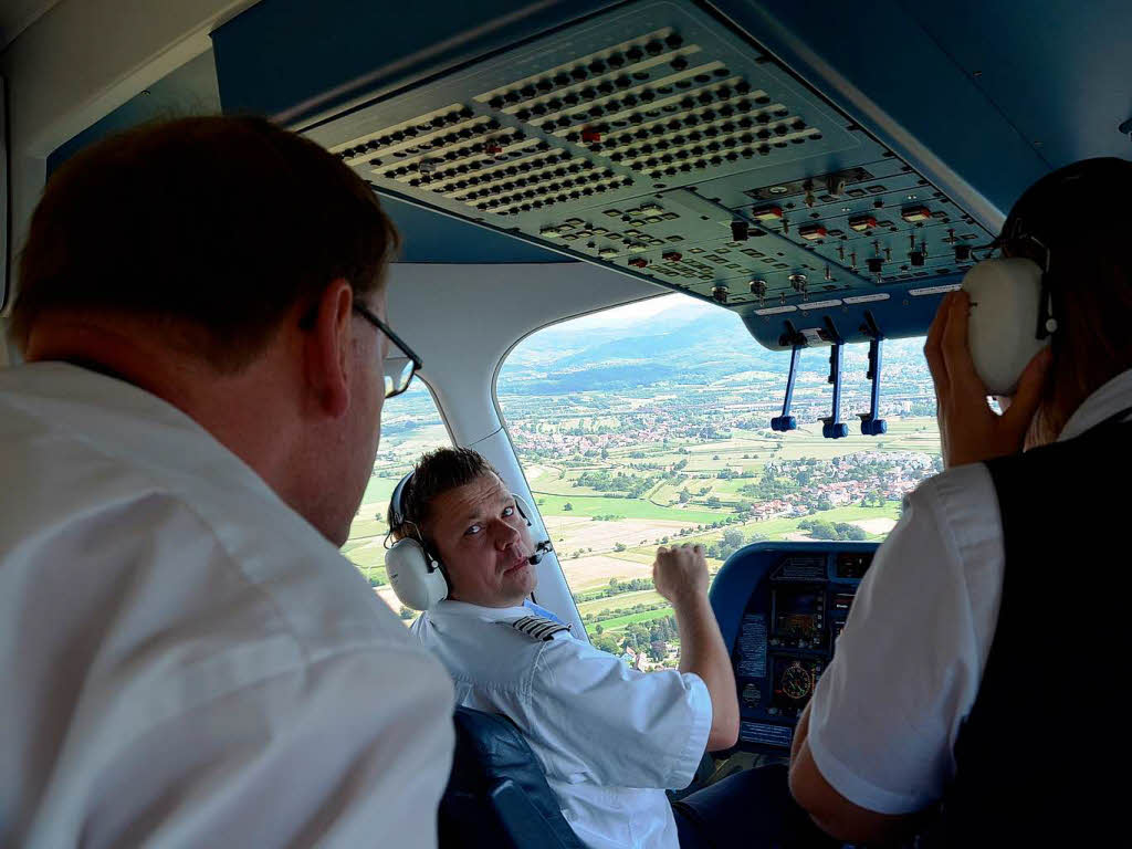 Pilot Lars Penzeck und Sparkassenchef Helmut Becker