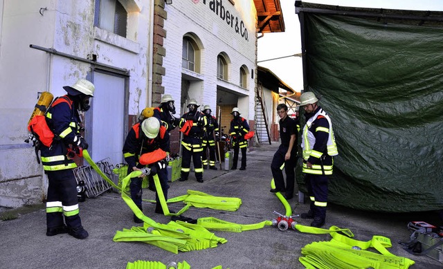 Menschenrettung unter   extrem schwier...stillgelegten Keller der Firma Frber.  | Foto: Dieter Erggelet