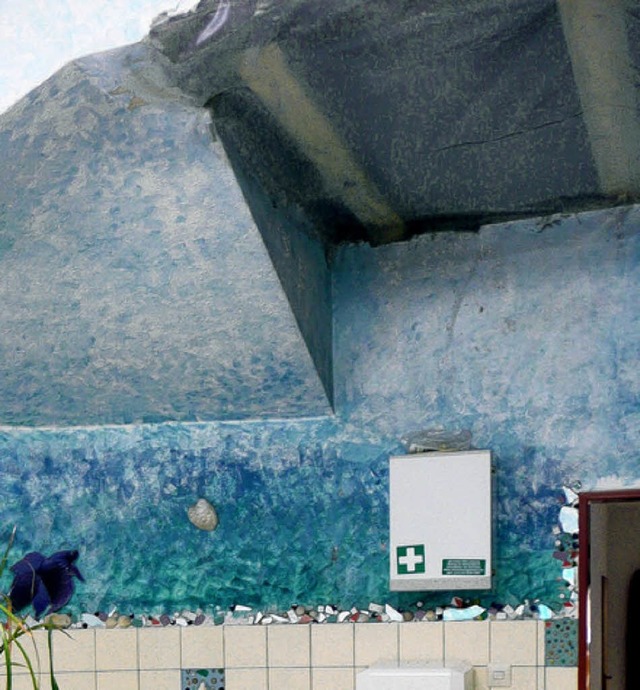 Der Wasserschaden an der Decke kann gleich mit saniert werden.  | Foto: peter stellmach