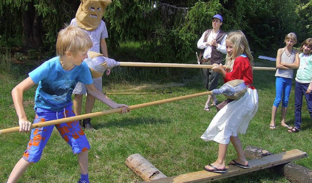 Kinder beim &#8222;Lanzenkampf&#8220; auf der Schaukel  | Foto: PRIVAT