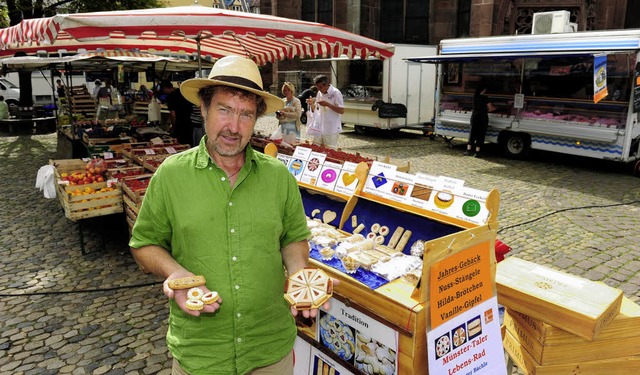 Raffael Zimmermann betreibt einen neuen Marktstand mit Teegebck.  | Foto: Fotos: Ingo Schneider