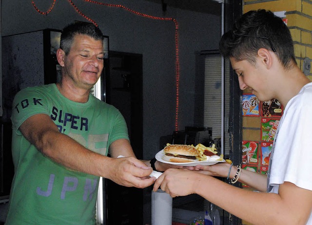 Pommes und Hamburger gehen fast immer  bei Harald Richter.   | Foto: Ehrlich