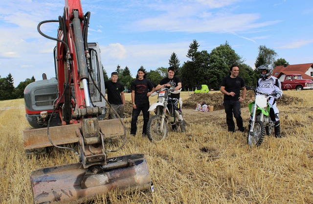 Der Hindernissparcours fr die 2. Moto...d testen die Strecke immer wieder aus.  | Foto: Christa Maier