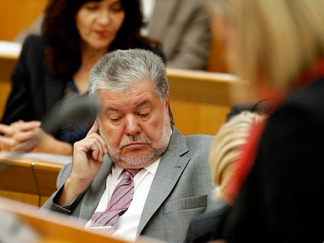 Sichtlich angegriffen lauscht Minister... Beck der Debatte ber ihn im Landtag.  | Foto: dapd
