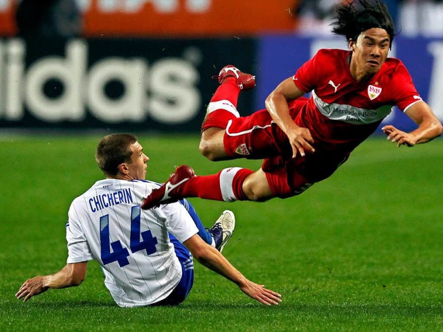 Moskau am Boden, Stuttgart nimmt Kurs ... Chicherin (links) und Shinji Okazaki.  | Foto: dpa