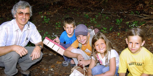 Alois Ehret und die Kinder  auf der Suche nach Pilzen.   | Foto: Renate Tebbel