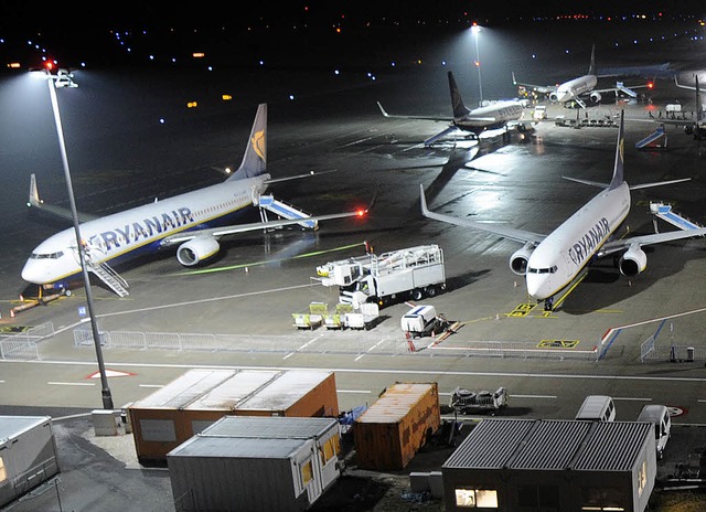 Nacht am Flughafen Frankfurt-Hahn: Wer...n aus eine weite Anreise hinter sich.   | Foto: dapd