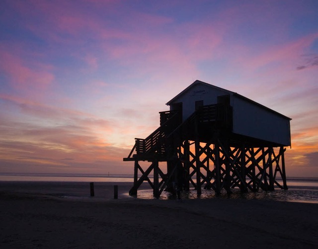 Stilles rtchen auf Stelzen: die rund ...lbauten am Strand von St. Peter-Ording  | Foto: photocase.de/Arnd Drifte