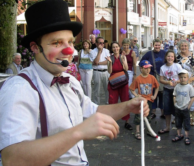 Clown Pat, einer von vier Clowns und G...g auf dem Straenfest unterwegs sind.   | Foto: Archivfoto: Barbara Ruda
