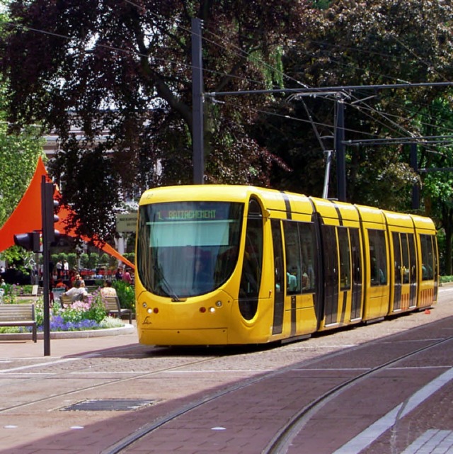 Tram ohne eigenen Gleiskrper in Mulhouse.   | Foto: Rolf Mller