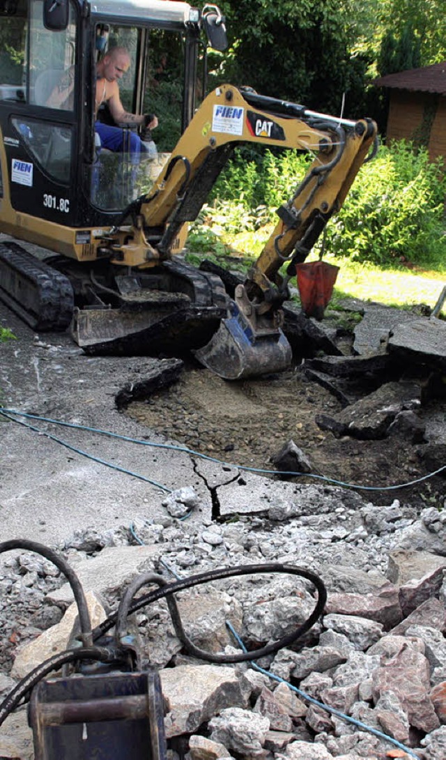 Ein Bagger entfernt den Boden zwischen...die neuen Toiletten entstehen sollen.   | Foto: Jrn Kerckhoff