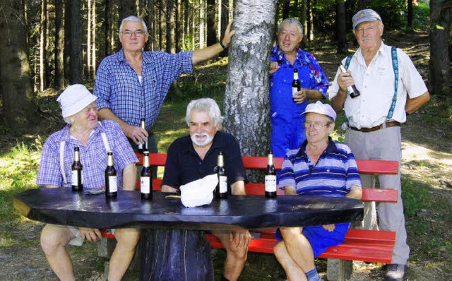 Die &#8222;Seniorenwanderer&#8220; am ...ftspflegeaktion eine Pause einlegten.   | Foto: Roland Gutjahr