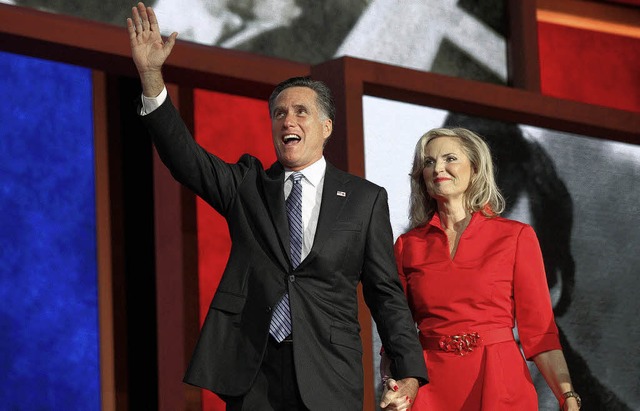 Mitt und Ann Romney auf der Parteitagsbhne in Tampa  | Foto: dpa