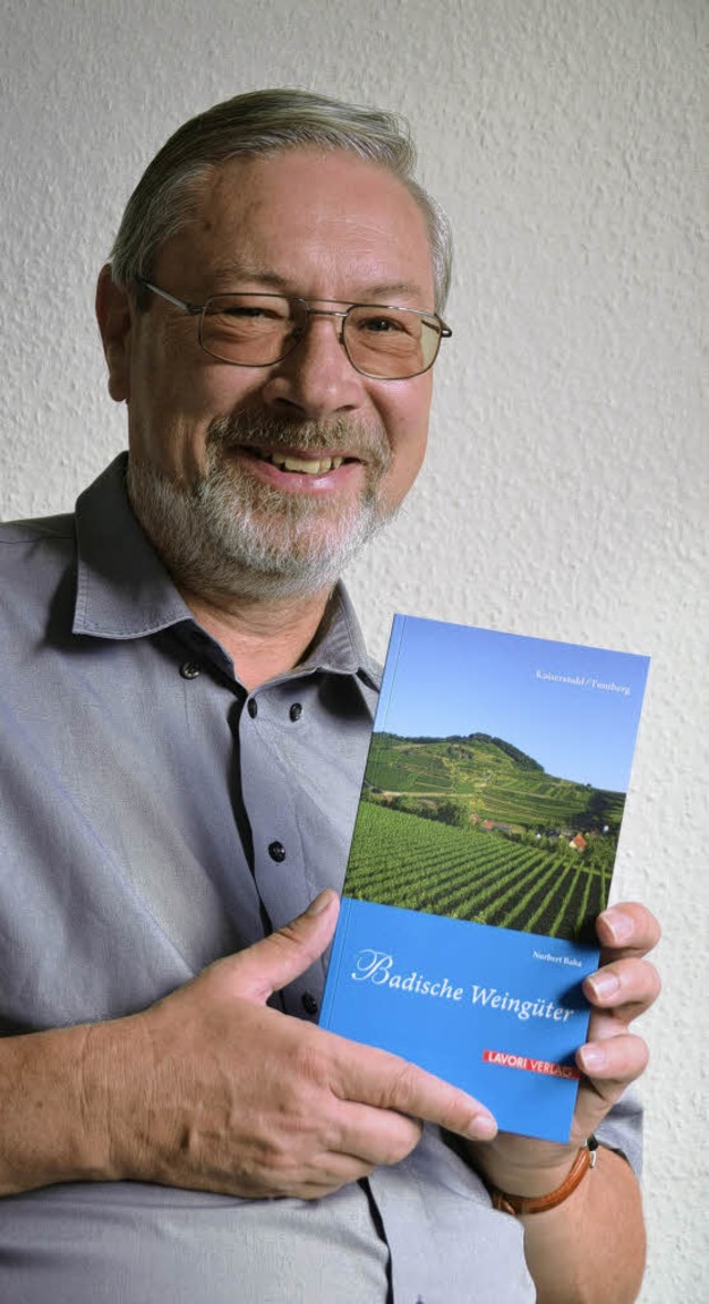 Norbert Baha mit seiner Neuerscheinung in der Emmendinger BZ-Redaktion  | Foto: Hans-Jrgen Trul