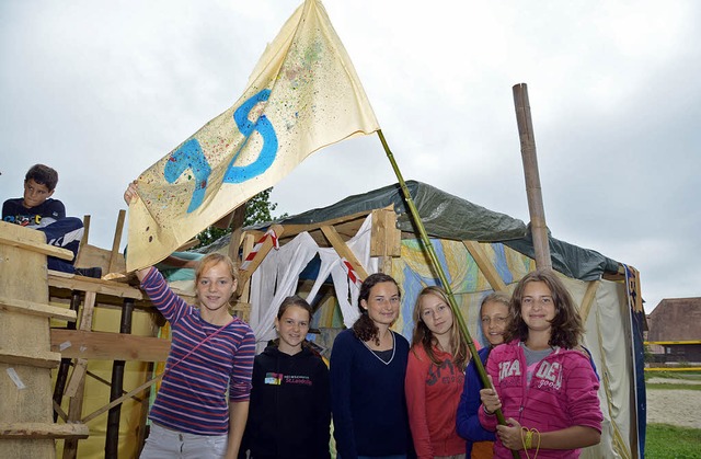 Marike, Kim, Leonie, Lara, Marie und C...stolz auf ihre selbst gebauten Htte.   | Foto: Simone Bastreri