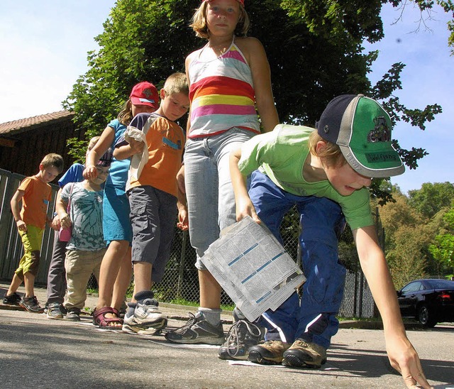 Spannende Lektion bei den Natur- und V...Trittsteine&#8220; weggesplt werden.   | Foto: Herbert Frey