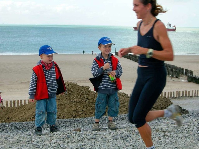 Joggerin auf dem Deich von Zoutelande  | Foto: Anselm Buhoff