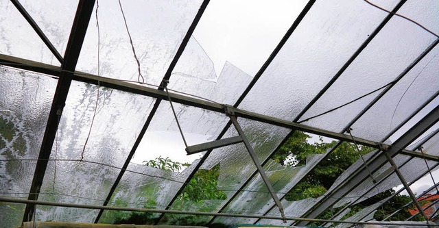 Schwer getroffen vom Hagel wurden die ...ichter der Therme zerschlugen (unten)   | Foto: Philipp/Escher/Hartenstein