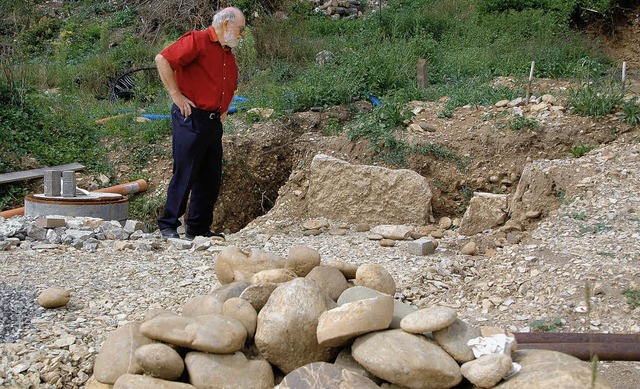 Stephan Frank vor den Steinplatten, di...nd zu Untersuchungen geschickt worden.  | Foto: Martina Proprenter