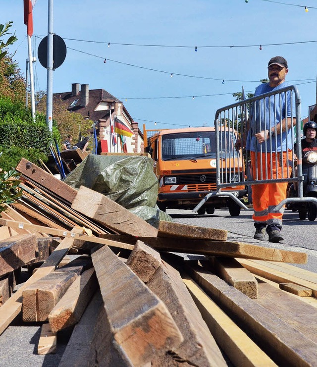 Dieser Holzhaufen wird bald zu einem Stand.   | Foto: Momme Spinder