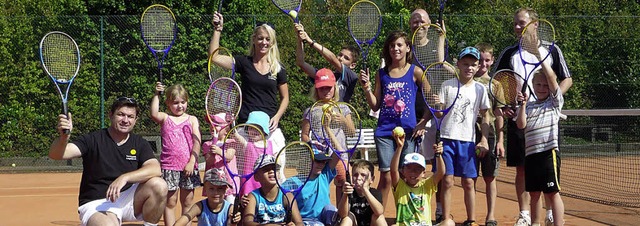 Betreuer und Kinder beim Tennis-Schnuppertraining auf dem Platz in Langenau.  | Foto: Freddy Gersbacher