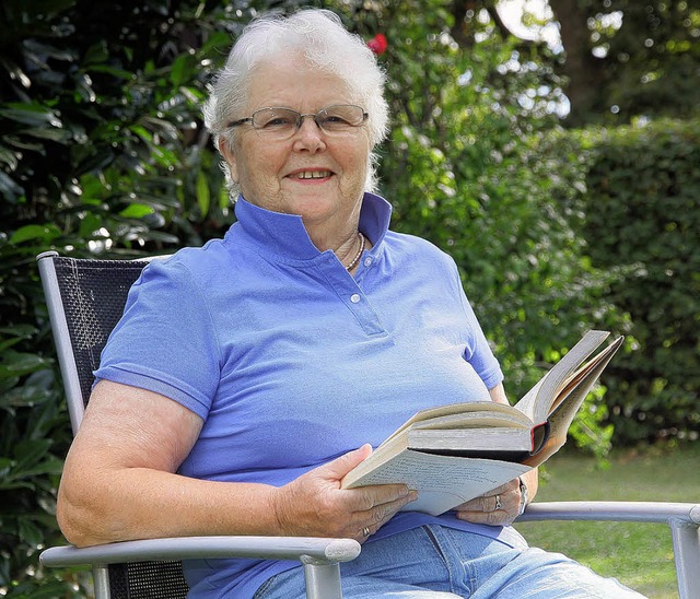 Barbara Vetter entspannt am liebsten in ihrem Garten.   | Foto: Peter Heck