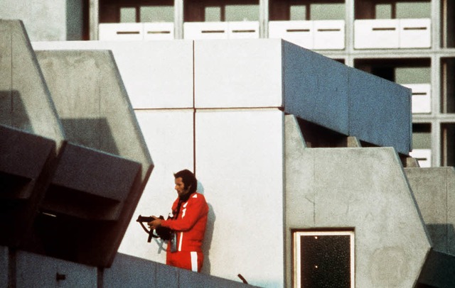 5. September 1972: Ein Polizist im Trainingsanzug sichert das Olympische Dorf.  | Foto: Verwendung weltweit, usage worldwide