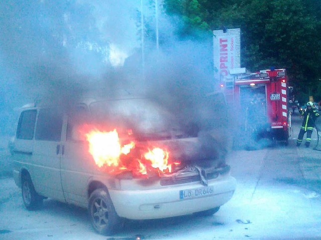 Ein VW-Transporter in hellen Flammen 