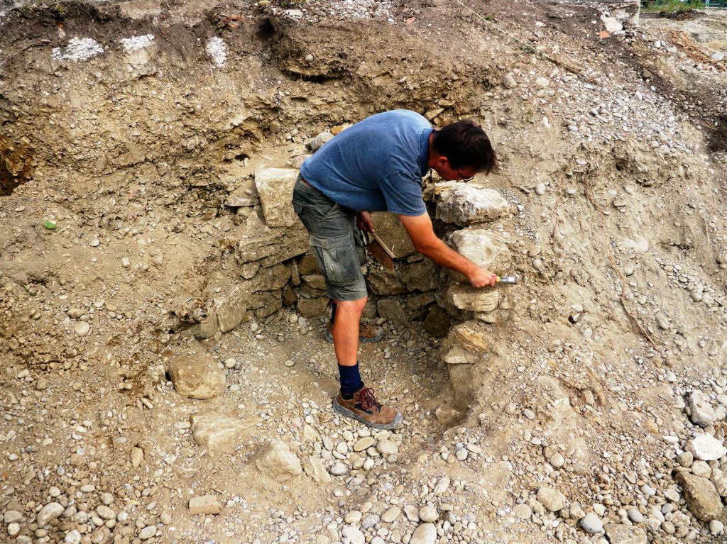 Fundort lstrae: Hier wurden einen knappen Meter unter der Oberflche Reste eines alten Brunnens entdeckt.