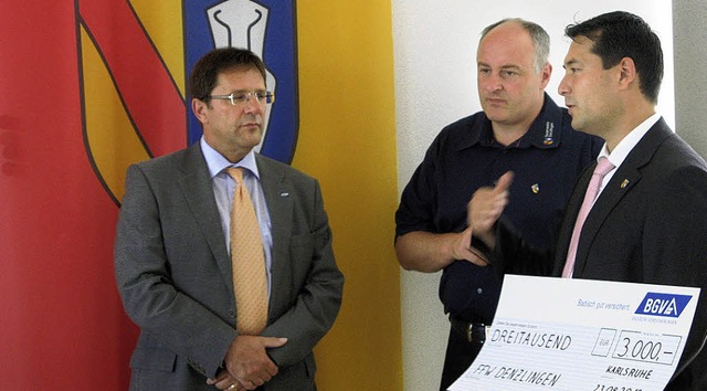 Heinz Ohnmacht (von links)  berreicht...rkus Hollemann einen 3000-Euro-Scheck.  | Foto: Roman Kiener