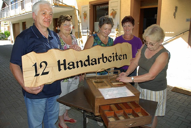 Otmar Rieder, Edith Ruesch, Carola Mut...nks) vor einer alten  Registrierkasse.  | Foto: Roland Vitt