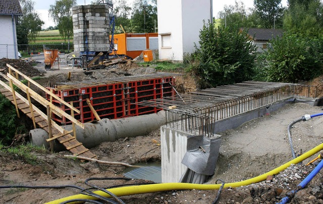 17 Tonnen Stahl und 130 Kubikmeter Beton sind fr die neue Brcke notwendig.  | Foto: theo weber