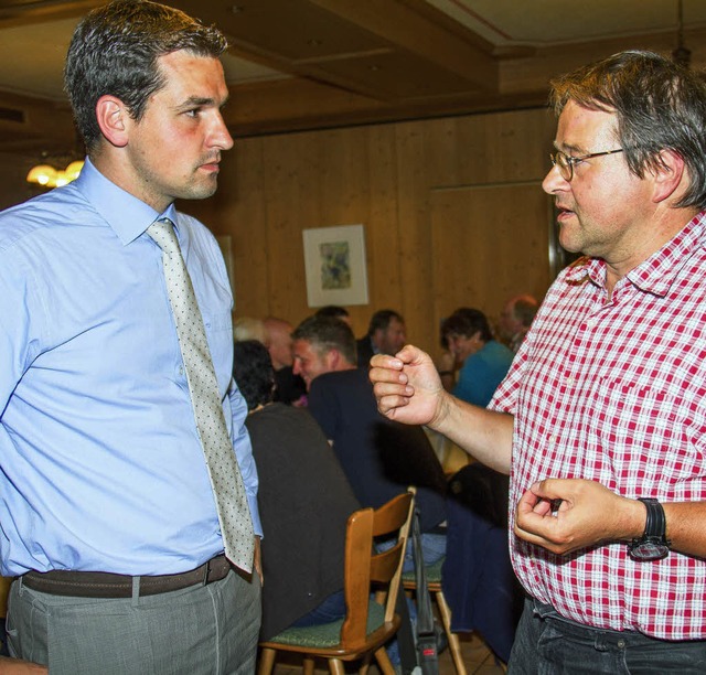 Bei der Infoveranstaltung im Gasthaus ...echts) im Gesprch mit Tobias Gantert.  | Foto: Wilfried Dieckmann