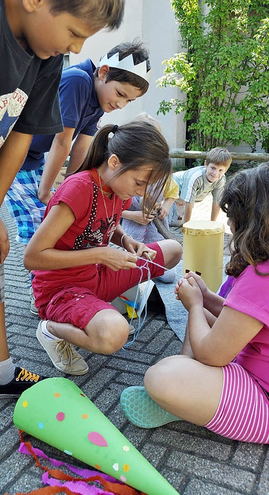 Die Kinder haben sich ihre mittelalterliche  Ausrüstung selbst gebastelt.  | Foto: Jacqueline Grundig