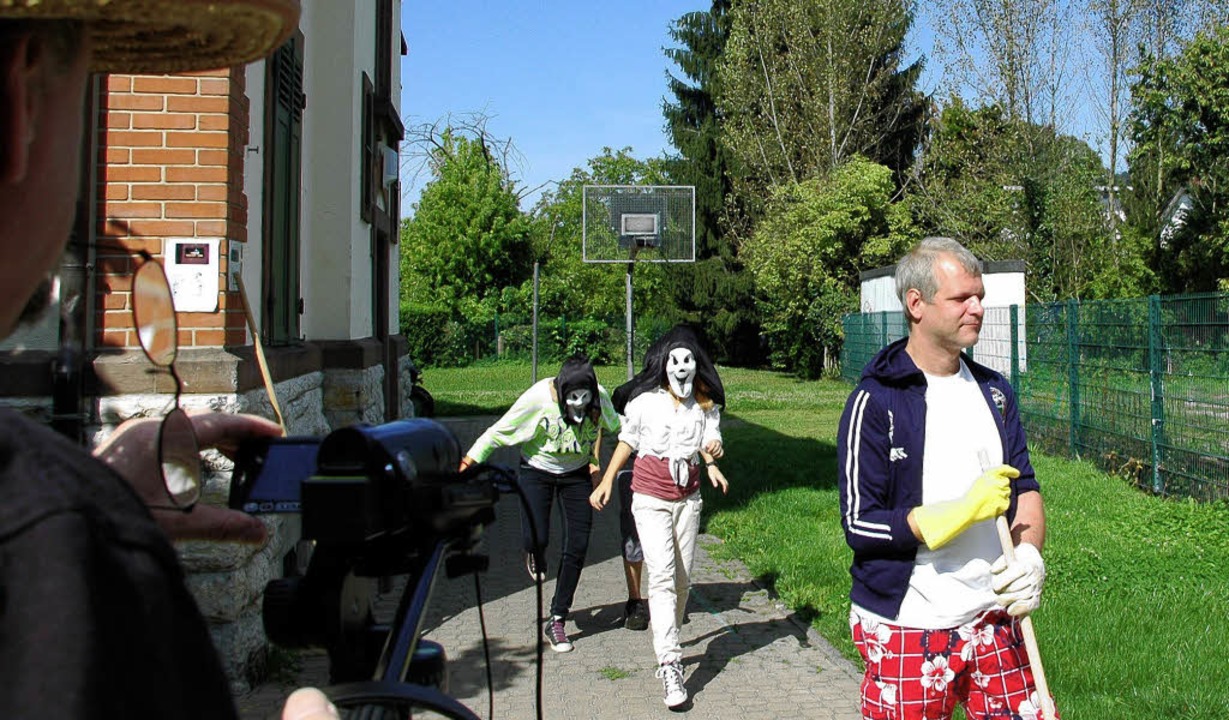 Die Kamera richtet sich auf Christoph ...n mit ihren Masken erschrecken wollen.  | Foto: Martina Proprenter