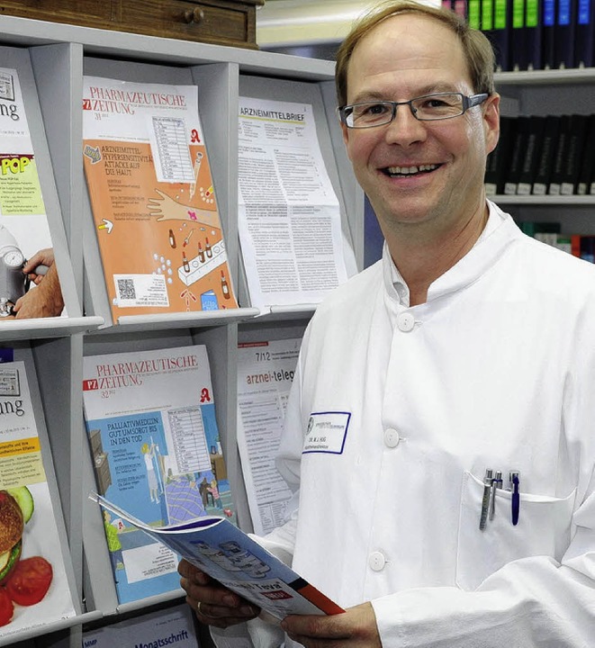 Direktor Martin J. Hug in der Bibliothek  | Foto: Thomas Kunz